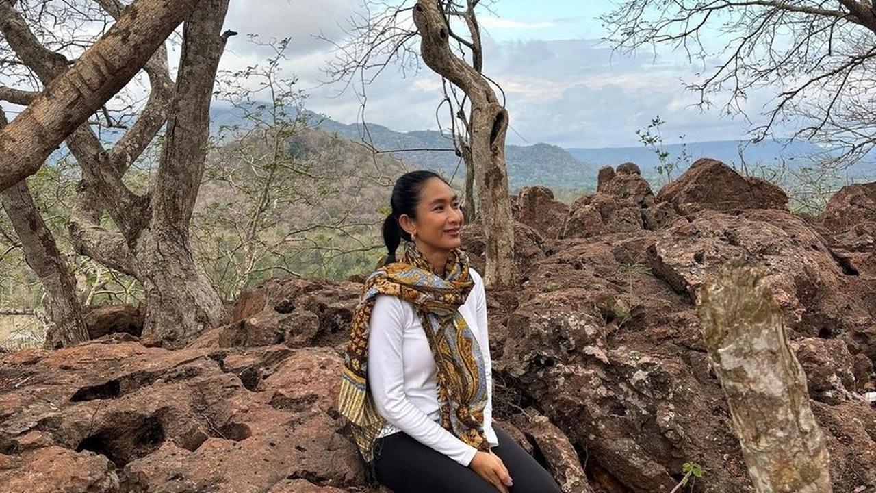 Sebelum merayakan Galungan dan Kuningan, Happy mengunggah foto saat berada di puncak bukit, menikmati keindahan alam. Ia mengambil momen untuk menghargai keindahan Bumi sebelum hari raya tiba.<br>