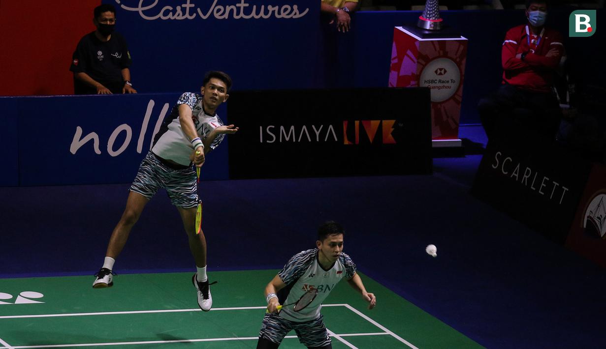 Sementara wakil ketiga yang lolos ke babak 16 Besar adalah ganda putra Fajar Alfian/Muhammad Rian Ardianto. Juara Indonesia Masters 2022 lalu ini berhasil mengalahkan wakil Malaysia, Goh Sze Fei/Nur Izzuddin dengan dua game langsung 21-19, 21-14. (Bola.com/Bagaskara Lazuardi)