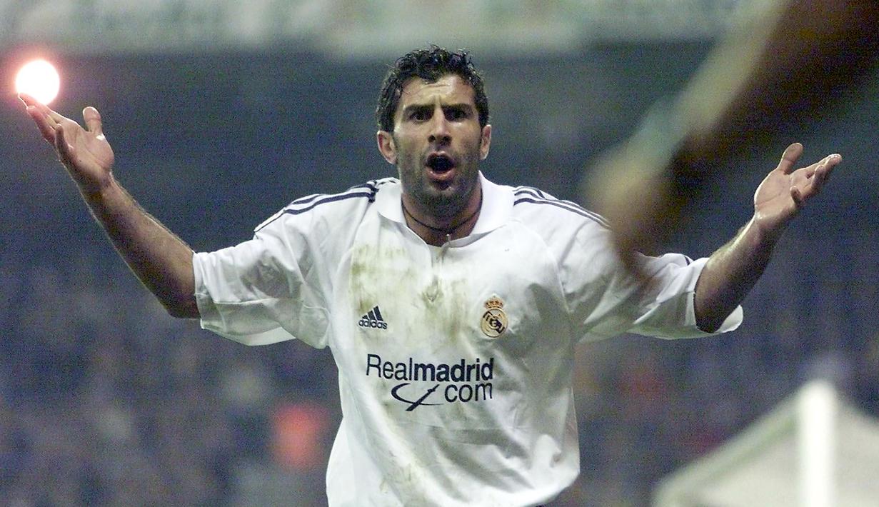 Pada tahun 2000, Real Madrid memboyong Figo dengan mahar 62 juta Euro dan memecahkan rekor transfer saat itu. Kepindahan Figo ke Real Madrid memunculkan polemik dan membuat kelompok suporter Barcelona membenci dan menyerang Figo. (AFP/Christophe Simon)