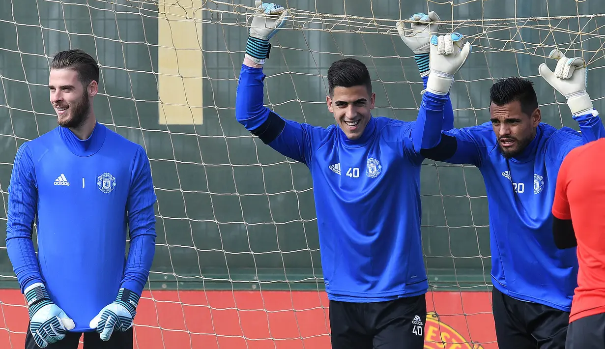 Tiga kiper Manchester United, David de Gea (kiri), Joel Castro Pereira, dan Sergio Romero saat mengikuti sesi latihan di club training complex, Carrington, Manchester, (11/9/2017). MU akan melawan FC Basel di grup A. (AFP/Paul Ellis)