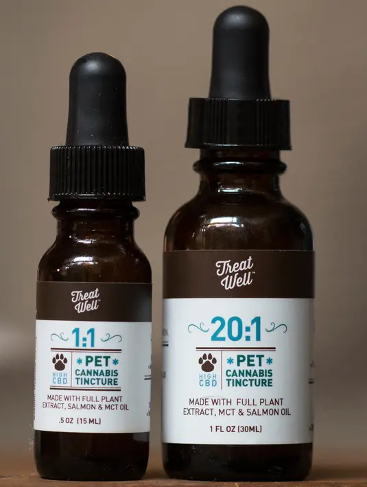 Botol ekstrak ganja, TreatWell, untuk mengobati hewan peliharaan atau hewan ternak di Los Angeles, 8 Juni 2017. TreatWell  diyakini dapat menyembuhkan penyakit punggung pada hewan, kegelisahan, peradangan hingga kanker. (Robyn Beck/AFP)