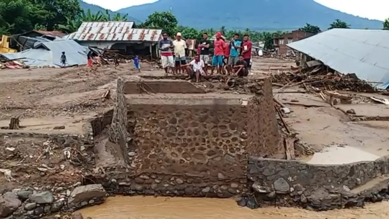 Akses jalan dan jembatan putus, pasca banjir bandang di pulau Adonara. (Liputan6.com/ Dionisius Wilibardus)