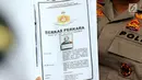 Kabid Humas Polda Metro Jaya Kombes Raden Prabowo Argo Yuwono memperlihatkan berkas tersangka Ratna Sarumpaet di Polda Metro Jaya, Kamis (8/11). Berkas kasus Ratna Sarumpaet resmi dilimpahkan ke Kejaksaan Tinggi DKI Jakarta. (Liputan6.com/Johan Tallo)