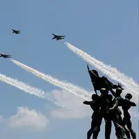 Enam pesawat tempur Sukhoi dan F-16 milik TNI Angkatan Udara memeriahkan Upacara Peringatan HUT RI ke-71 di Jakarta, Rabu (17/8). Mereka membentuk Arrow Head Formation pada ketinggian 800 kaki. (Liputan6.com/Faizal Fanani) 