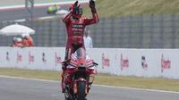 Pembalap Ducati Lenovo Team, Marc Marquez, berhasil finis terdepan pada sprint race MotoGP Italia 2025 di Sirkuit Mugello, Sabtu (21/6/2025) malam WIB. (AP Photo/Antonio Calanni)