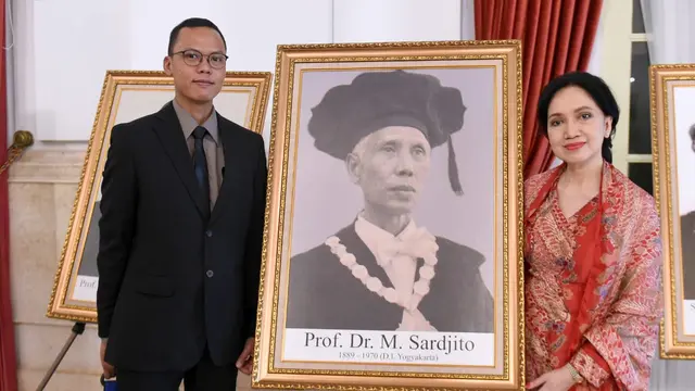 Keluarga Prof Dr M Sardjito berfoto di samping lukisannya usai penganugerahan gelar Pahlawan Nasional