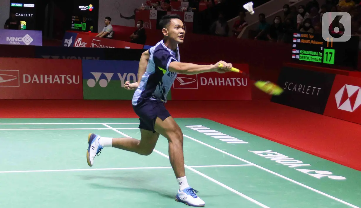<p>Pebulu tangkis ganda putra Indonesia Fajar Alfian saat bertanding bersama Muhammad Rian Ardianto melawan pemain pebulu tangkis ganda putra Indonesia Pramudya Kusumawardana/Yeremia Rambitan pada babak 32 besar turnamen Daihatsu Indonesia Masters 2023 di Istora Senayan, Jakarta, Selasa (24/1/2023). Fajar Alfian/Muhammad Rian Ardianto menang atas Pramudya Kusumawardana/Yeremia Rambitan dengan skor 18-21, 21-14, dan 21-10. (Liputan6.com/Herman Zakharia)</p>