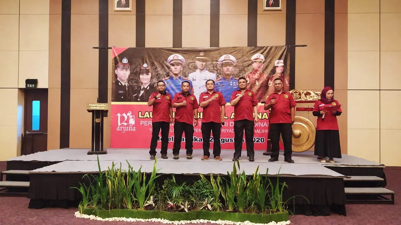 Para pengurus bimbel Arjuna 12, berfoto bersama di sela-sela launching di Kota Tasikmalaya, Jawa Barat.