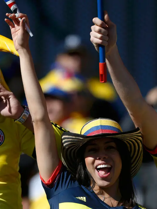 Suporter cantik dan seksi Kolumbia bersorak memberi dukungan kepada timnas Kolumbia saat menyaksikan laga Timnas Kolombia melawan Venezuela di Estadio El Teniente, Rancagua, Chile (14/6/2015). (REUTERS/Carlos Garcia Rawlins)