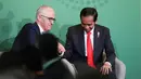 Presiden Joko Widodo bersalaman dengan PM Australia Malcolm Turnbull saat acara Forum CEO Lunch di Sydney (17/3). Jokowi ke Australia untuk menghadiri Konferensi Tingkat Tinggi (KTT) Istimewa ASEAN-Australia 2018. (Mark Metcalfe/Pool Photo via AP)
