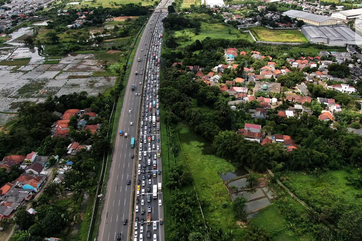Kemacetan Panjang Pemudik di Pintu Tol Cikupa