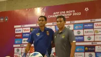 Pelatih Timnas Myanmar U-16, Aung Zang Myo (kiri) bersama pelatih Timnas Indonesia U-16, Bima Sakti. (Bola.com/Hery Kurniawan)