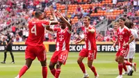 Pemain Bayern Munchen, Jonathan Tah (nomor 4), merayakan gol yang dicetak Kingsley Coman ke gawang Auckland City dalam laga pertamanya di Piala Dunia Antarklub (CWC) 2025 di TQL Stadium, Senin (16/6/2025) dini hari WIB. Bayern Munchen menang 10-0 atas Auckland City dalam laga debut Jonathan Tah itu. (Dylan Buell/Getty Images/AFP)