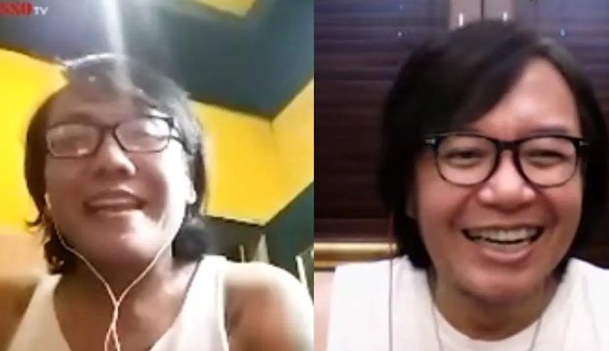 Ari Lasso nyatanya ketawa ngakak ketika melihat potret orang yang mirip dengannya. Gaya penampilannya lengkap dengan kacamata serta sisiran rambutnya benar-benar mirip. Wajar saja jika momen keduanya bertemu secara virtual ini mengundang perhatian. (Liputan6.com/YouTube/Ari Lasso TV)