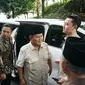 Capres nomor urut 02 Prabowo Subianto ziarah ke makam Soeharto dan Ibu Tien di Astana Giribangun, Matesih, Karanganyar, Senin (27/5).(Liputan6.com/Fajar Abrori)