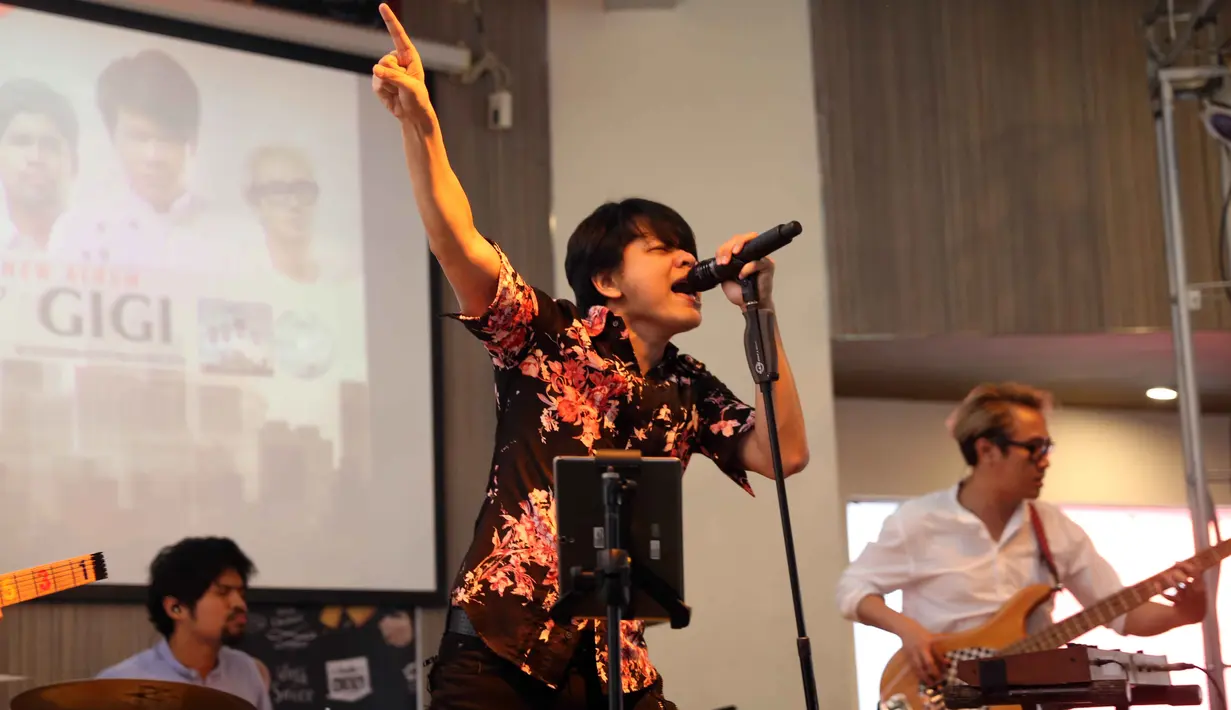 "Lagu-lagu tersebut merupakan lagu favorit para personil GIGI, kemudian kita aransemen ulang musiknya menjadi lebih fresh," ujar Thomas. "Original ada 8. Yang ga original lagu H. Rhoma Irama, Adu Domba," lanjut Armand. (Nurwahyunan/Bintang.com)