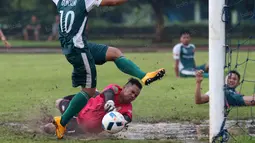 Pemain PS TNi, Guntur, mencoba melewati kiper Villa 2000 pada laga uji coba di Lapangan Mako Kostrad, Cilodong, Depok, Rabu (13/4/2016). (Bola.com/Nicklas Hanoatubun)
