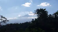 Pusat Vulkanologi dan Mitigasi Bencana Geologi (PVMBG) Badan Geologi, Kementerian ESDM, pada hari Kamis (9/8/2019) menaikkan status Gunung Slamet di Jawa Tengah pada level II (Waspada). (Liputan6.com/ Wisnu Aditya)