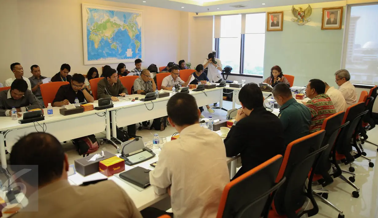Suasana konferensi pers terkait praperadilan yang diajukan pemilik kapal MV SS2, Jakarta, Selasa (6/10/2015). Susi mengabarkan pengadilan negeri Sabang menolak putusan praperadilan yang diajukan pemilik kapal MV SS2. (Liputan6.com/Faizal Fanani)