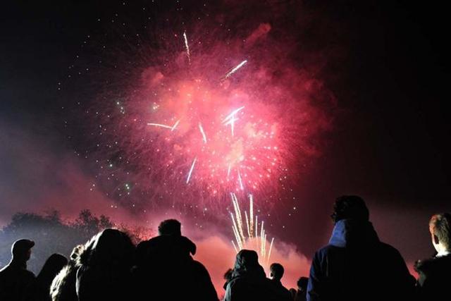 Pesta kembang yang dihadiri oleh Ferhan |Photo: Copyright mirror.co.uk 