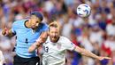 Pemain Uruguay, Ronald Araujo (kiri) berduel udara dengan pemain Amerika Serikat, Tim Ream pada laga Grup C Copa America 2024 di Arrowhead Stadium, Kansas City, Missouri, Selasa (07/02/2024) WIB. (AFP/Michael Reaves)
