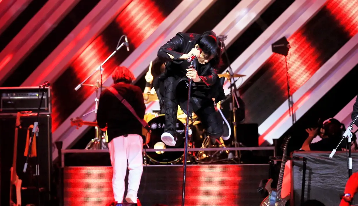 "Buat acara ini, beri tepukan tangan kalian semua. Tepuk tangan sambil loncat," ucap Armand Maulana, vokalis Gigi, dari atas panggung, The Biggest Concert Super Band, Rabu (5/10/2016) malam. (Adrian Putra/Bintang.com)