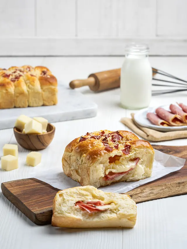 Cerita Roti Daging Asap Keju