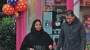 Cukup lama spekulasi itu berlangsung di kalangan masyarakat, akhirnya terungkap di beberapa hari lalu. Di saat Janet sedang berjalan bersama suaminya, ia tampil pertama kalinya dengan pakaian muslimah. (doc.mirror)