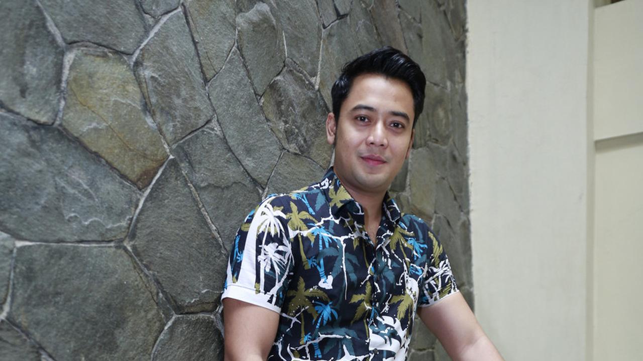 Potret Gaya Kriss Hatta yang Selalu Tampil Simple