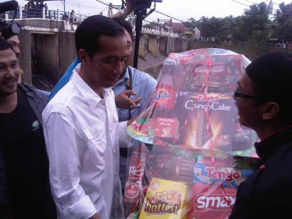 Gubernur DKI Jakarta Joko Widodo tinjau pintu air Katulampa
