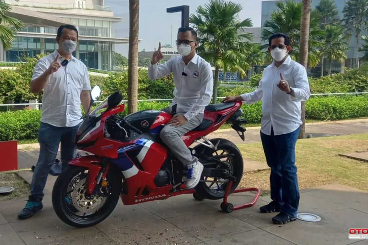 Honda CBR600RR terbaru dengan pemiliknya (Ronald Sinaga)