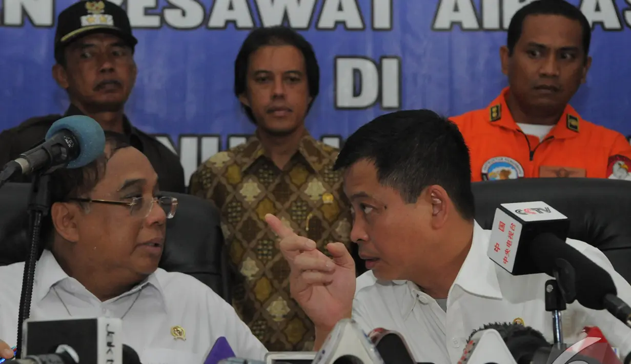 Menko Kemaritiman Indroyono Soesilo dan Menteri Perhubungan Ignasius Jonan berdiskusi saat menghadiri konferensi pers di Posko Evakuasi AirAsia, Pangkalan Bun, Kalteng, Rabu (7/1/2015). (Liputan6.com/Herman Zakharia)