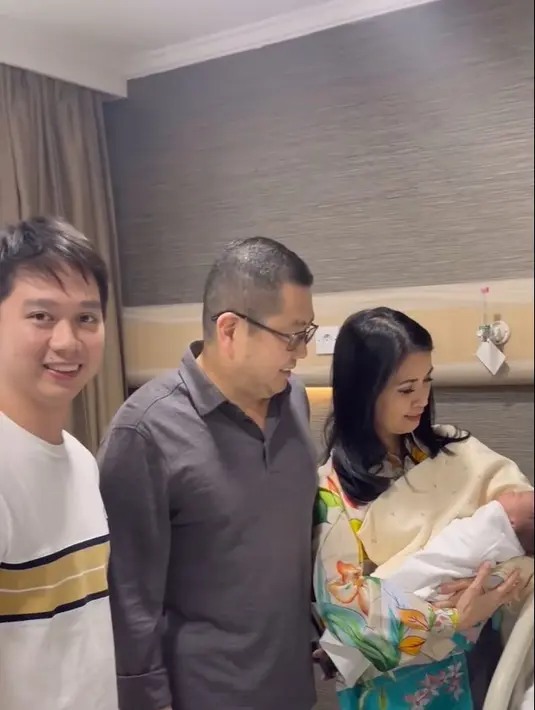 "A baby is as pure as an angel and as fresh as a blooming flower.Congratulations to @kevin_sanjaya & @valenciatanoe on the birth of your beautiful new born baby girl 08.01.2024," tulis liliana_tanoesoedibjo. [Instagram/liliana_tanoesoedibjo]