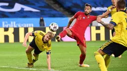 Gelandang Portugal, Bruno Fernandes, berebut bola dengan bek Swedia, Filip Helander, pada laga UEFA Nations League di Stadion Friends Arena, Rabu (9/9/2020) dini hari WIB. Portugal menang 2-0 atas Swedia. (AFP/Jonathan Nackstrand)