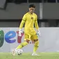 Kiper Timnas Indonesia U-23, Ernando Ari Sutaryadi mengamankan gawangnya dari gangguan pemain Chinese Taipei U-23 dalam pertandingan Grup K Kualifikasi Piala Asia U-23 2024 di Stadion Manahan, Solo, Sabtu (9/9/2023). (Bola.com/Arief Bagus)