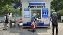 <p>Seorang petugas mendaftarkan orang untuk tes COVID-19 di tempat pengujian di Beijing, Kamis (19/5/2022). Sebagian wilayah Beijing menghentikan pengujian massal harian yang telah dilakukan beberapa minggu terakhir, tetapi banyak tempat pengujian tetap sibuk karena syarat tes negatif COVID-19 dalam 48 jam terakhir untuk memasuki beberapa bangunan di ibu kota China. (AP Photo/Mark Schiefelbein)</p>