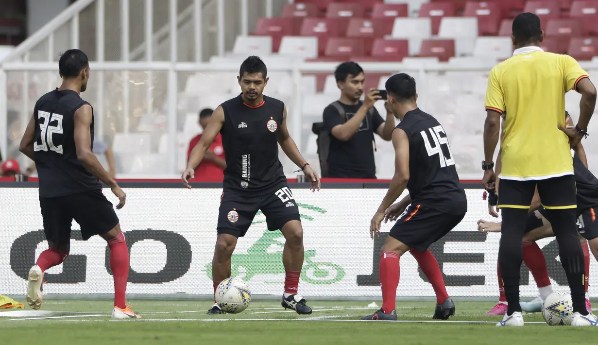 Pemain Persija Jakarta, Bambang Pamungkas, mengontrol bola saat latihan di SUGBK, Jakarta, Jumat (2/8). Jelang menghadapi Arema FC, Macan Kemayoran gelar latihan tertutup. (Bola.com/YoppyRenato)