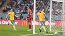 Australia baru mampu memperkecil ketertinggalan menjadi 1-2 pada menit ke-77. Bola tembakan Craig Goodwin dari luar kotak penalti sempat membentur pemain Argentina, Enzo Fernandez hingga bola berubah arah dan mengecoh kiper Emiliano Martinez. (AP/Thanassis Stavrakis)