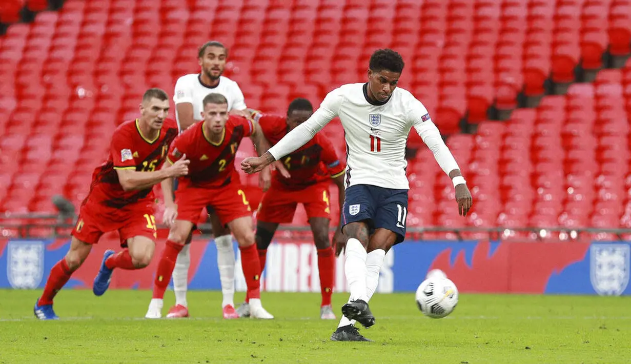 Penyerang Inggris, Marcus Rashford, mencetak gol penalti ke gawang Belgia pada laga UEFA Nations League di Stadion Wembley, Minggu (11/10/2020). Inggris menang dengan skor 2-1. (Michael Regan/Pool via AP)