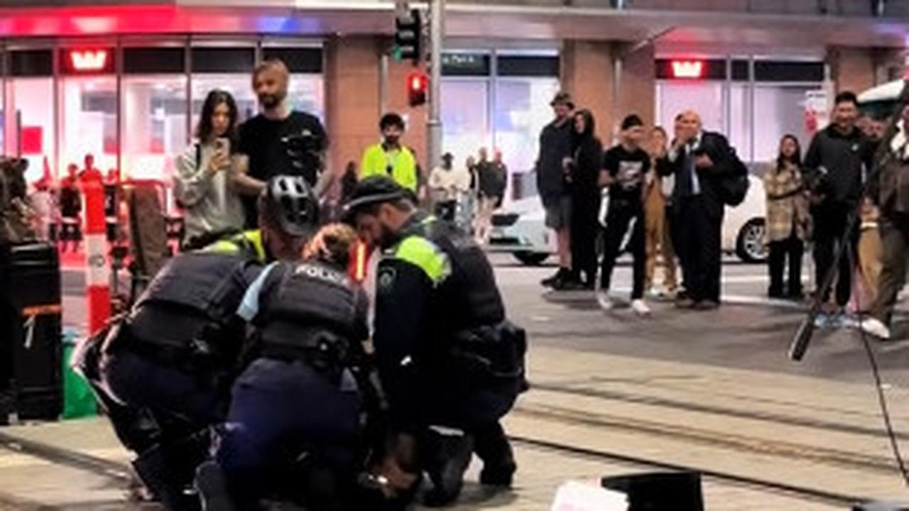 Momen Dramatis, Polisi Tangkap Penjahat saat Gitaris Jalanan Lagi Beraksi Sampai jadi Tontonan
