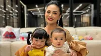 Di sela kesibukan sebagai penyanyi dan anggota DPR RI, Krisdayanti meluangkan waktu momong dua cucu, yakni Ameena Hanna dan Azura Humaira Nur Atta. (Foto: Dok. Instagram @krisdayantilemos)