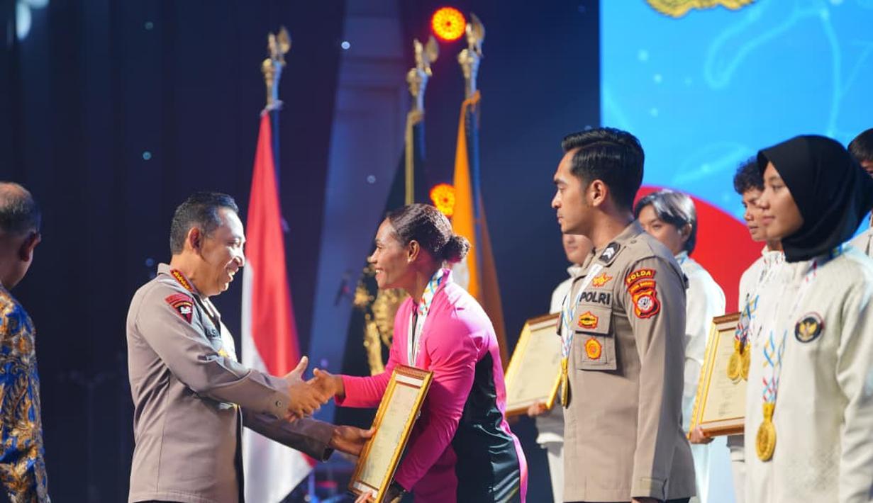 Selain personel kepolisian, Kapolri Listyo Sigit juga memberikan reward kepada 101 atlet yang meraih prestasi luar biasa di cabang olahraganya masing-masing. Menurut Sigit, ratusan atlet tersebut memiliki keinginan besar untuk bergabung ke dalam keluarga besar Korps Bhayangkara.