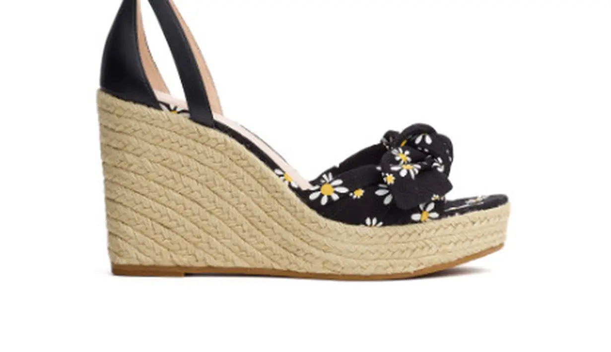 Siluet favorit lainnya adalah
Michaela, go-to sandal dengan aksen square-toe dan bordir berbentuk bunga daisy, ditambah
detail strap yang membuat tampilan menjadi feminin dan romantis  (Foto: Kate Spade New York)