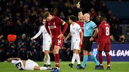 Wasit Szymon Marciniak memberikan kartu kuning kepada pemain Liverpool, Naby Keita pada laga Grup C Liga Champions 2018/2019 antara Paris Saint-Germain melawan Liverpool di Parc des Princes, Paris, 28 November 2018. (AFP/Bertrand Guay)