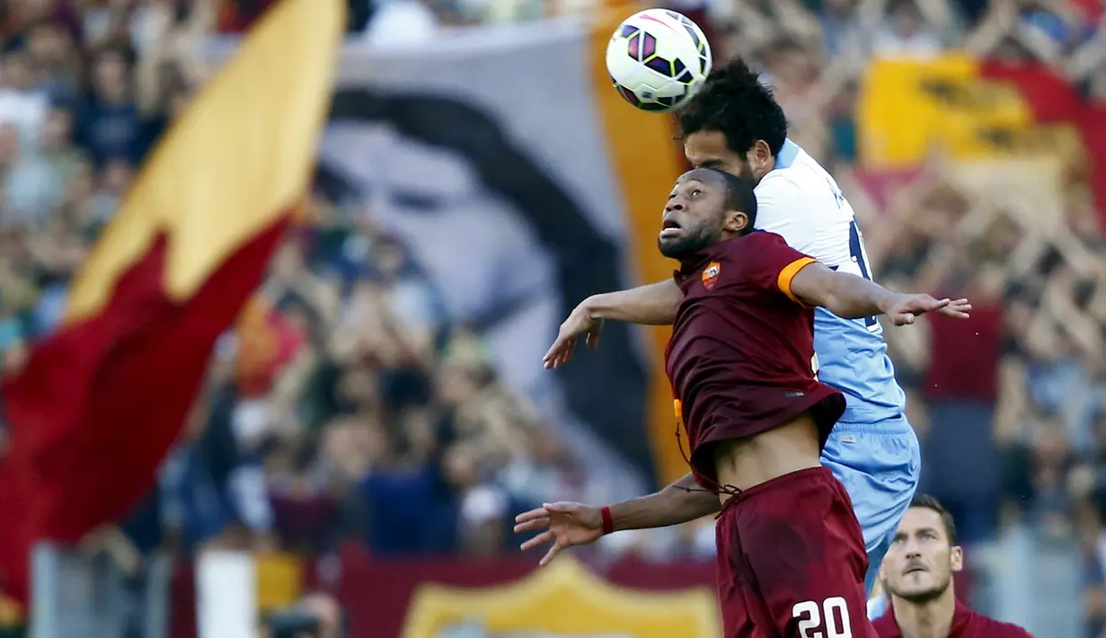Gelandang AS Roma, Seydou Keita (kiri) berebut bola udara dengan pemain Lazio Marco Parolo pada laga Serie A Italia di Stadion Olimpico, Italia, Selasa dini hari (26/5/2015). Lazio menyerah 0-1 dari AS Roma. (Reuters/Tony Gentile)