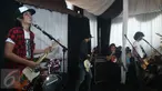 Musisi Bimbim saat beraksi dengan band buatannya di markas slank, jakarta, senin (18/01/2016). Band yang dinamakan THE SIDHARTAS ini dibuat bertepatan dengan ulang tahun ayahnya pada 18 januari. (Liputan.com/Herman Zakharia)