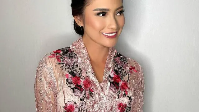 Inspirasi Model Kebaya Modern ala Devina Kirana (credit: instagram/kiranadevina)