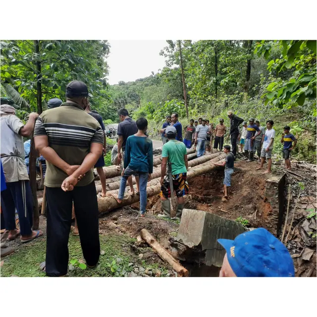 Hujan deras mengguyur selama dua hari, menyebabkan jembatan putus di Pulau Kabaena, Kabupaten Bombana.(Liputan6.com/Ahmad Akbar Fua)