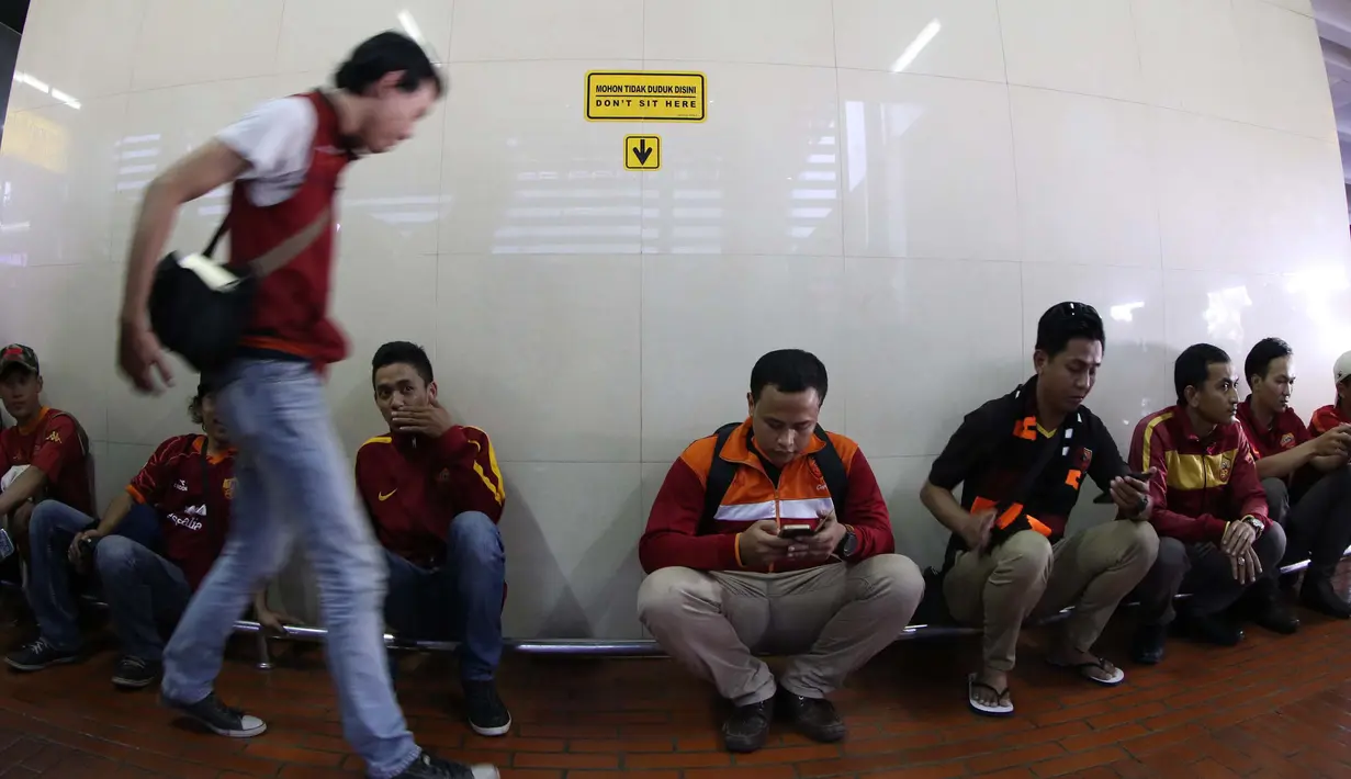 Suporter klub Seri A Italia, AS Roma, menunggu kedatangan tim AS Roma yang tiba di Bandara Soekarno-Hatta, Jakarta. Jumat (24/7/2015). (Arief Bagus/Bola.com)