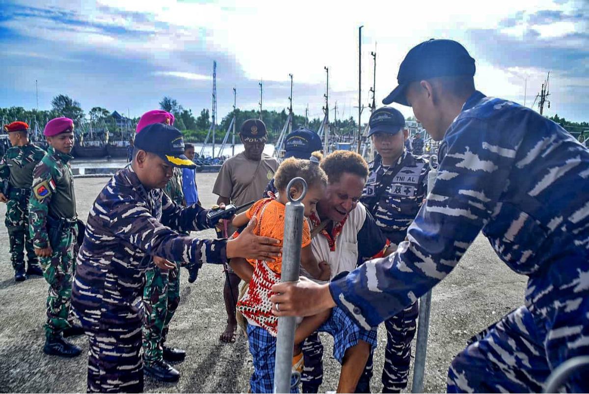 KRI Wahidin Sudirohusodo Layani Ratusan Warga Papua di Dermaga Wanam